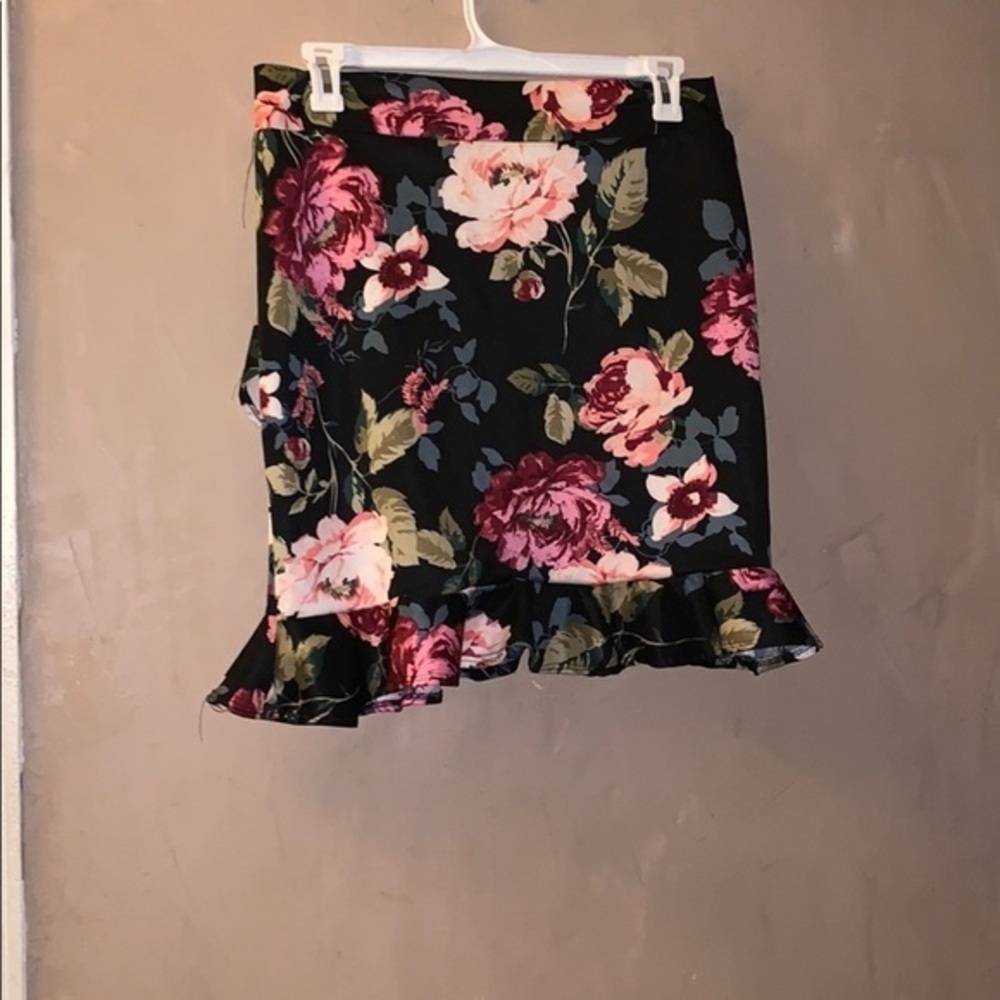 Forever 21 Floral skirt w ruffle detail at…